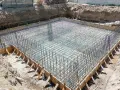 Siatka zbrojeniowa na płycie fundamentowej 100m2. Widać ile stali na fundament 100m2, gotowe do zalania betonem.