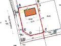Plan działki z zaznaczonym budynkiem i wymiarami. Określenie "zmiana warunków zabudowy ile trwa" może być związane z analizą tego typu dokumentacji.