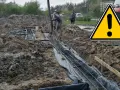 Budowa fundamentów w trudnych, błotnistych warunkach. Złożone warunki gruntowe wymagają szczególnej ostrożności.
