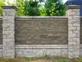 Solidny murek betonowy z ozdobnymi słupkami, świetnie sprawdzi się jako ogrodzenie.