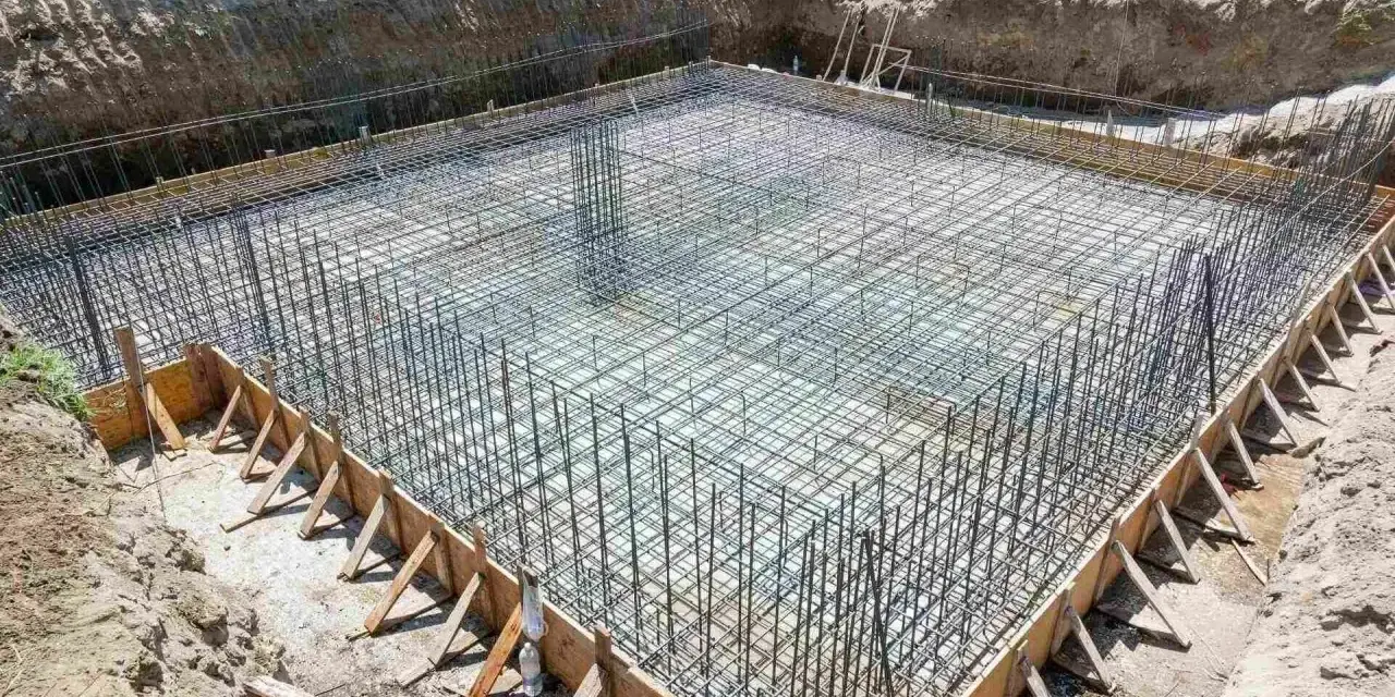 Siatka zbrojeniowa na płycie fundamentowej 100m2. Widać ile stali na fundament 100m2, gotowe do zalania betonem.