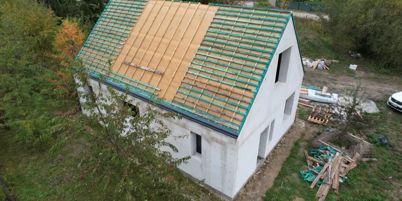 Budowa projektu domu 30m2 w trakcie. Widoczna konstrukcja dachu z łatami.