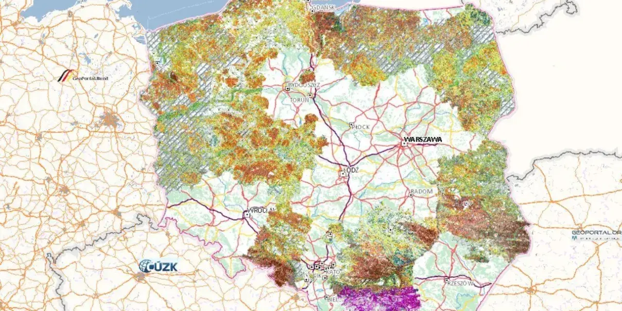 Mapa Polski z danymi z geoportal.gov.pl. Widoczne miasta: Warszawa, Wrocław, Gdańsk. Kolorowe plamy wskazują różne typy pokrycia terenu.
