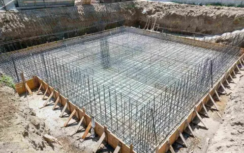 Siatka zbrojeniowa na płycie fundamentowej 100m2. Widać ile stali na fundament 100m2, gotowe do zalania betonem.