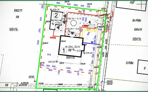 Plan sytuacyjny z zaznaczonymi budynkami, sieciami i granicami działek. Podkład geodezyjny zawiera dane o wysokościach terenu i oznaczenia terenów.