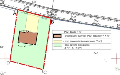 Projekt decyzji o warunkach zabudowy przedstawia działkę z projektowanym budynkiem, nawierzchniami utwardzonymi i powierzchnią czynną biologiczną.