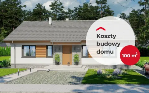 Nowoczesny dom pasywny 100m2 z dużymi oknami i drewnianymi elementami. W tle las, na pierwszym planie podjazd i trawnik.
