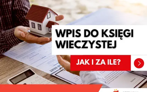 Wpis do księgi wieczystej po spadku. Dłonie trzymają model domu, obok dokumenty i kalkulator.
