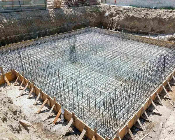 Siatka zbrojeniowa na płycie fundamentowej 100m2. Widać ile stali na fundament 100m2, gotowe do zalania betonem.