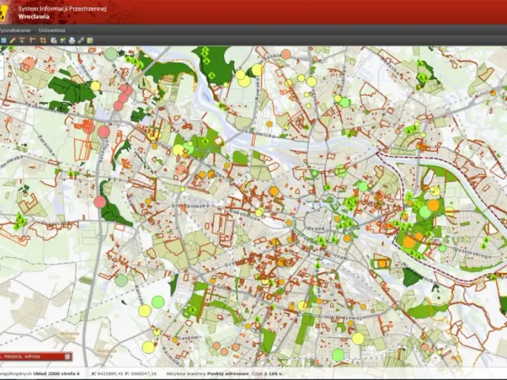 Mapa Wrocławia z zaznaczonymi terenami zielonymi i projektami. GIS co to? To system informacji przestrzennej pokazujący dane na mapie.