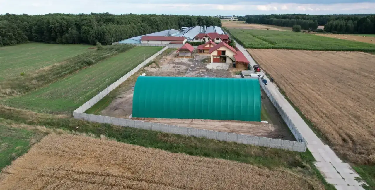 Nowe hale namiotowe na terenie gospodarstwa, gdzie trwałe łąki ustępują miejsca nowoczesnej infrastrukturze.