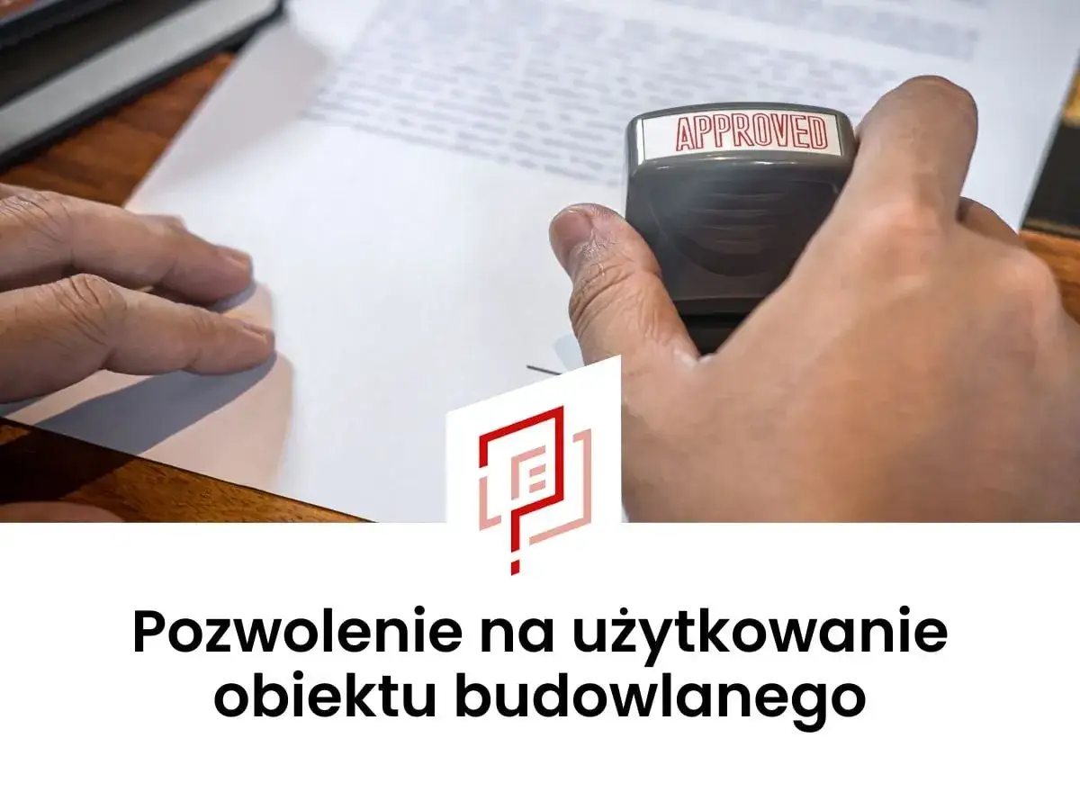 Ręka stempluje dokument pieczątką 