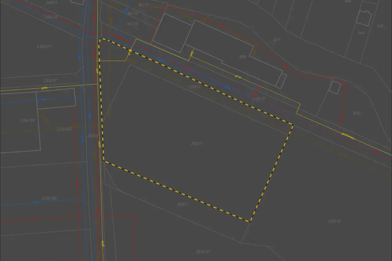 Mapa z zaznaczonymi działkami i urządzeniami infrastruktury technicznej, w tym liniami wodociągowymi i kanalizacyjnymi.
