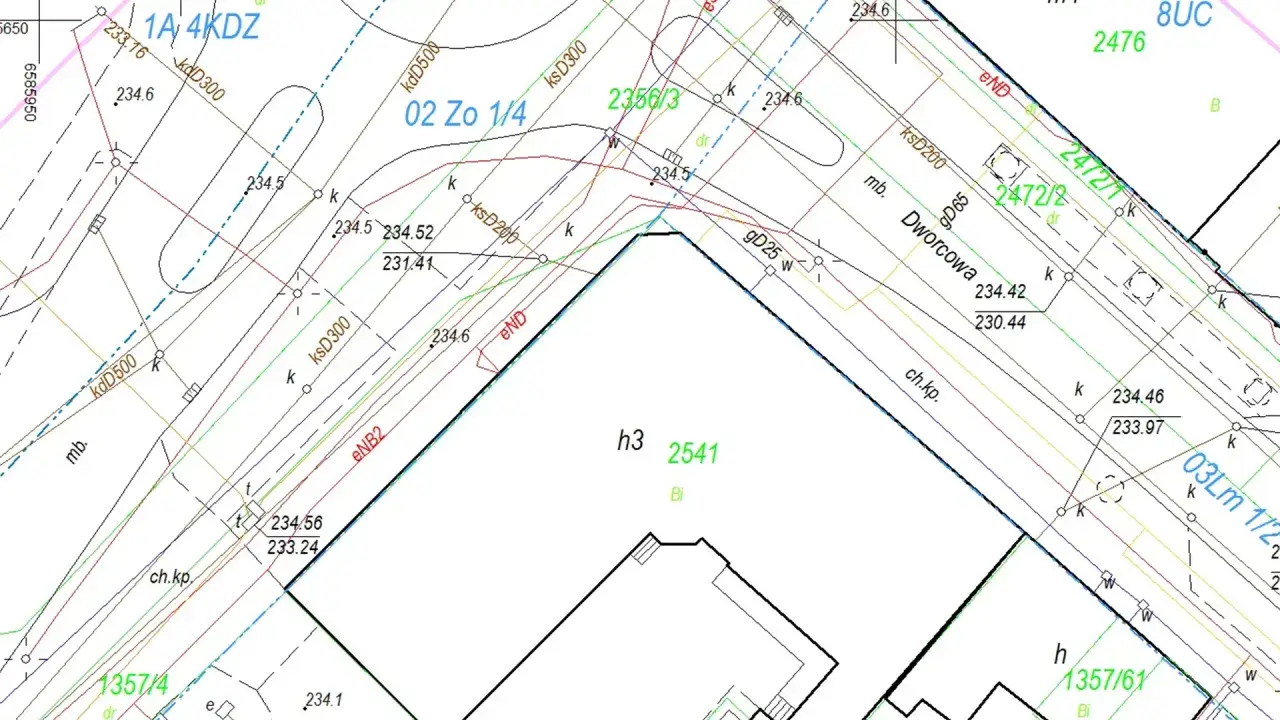 Plan geodezyjny z oznaczeniami granic i budynków, pomocny przy pytaniu jak podzielić działkę z domem.