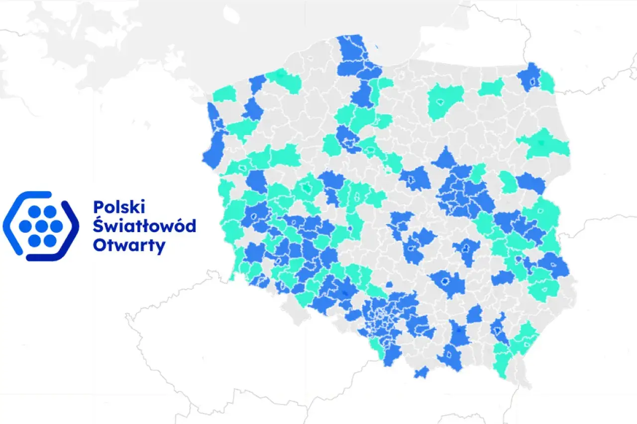 Mapa Polski z zaznaczonymi obszarami dostęp do światłowodu. Logo
