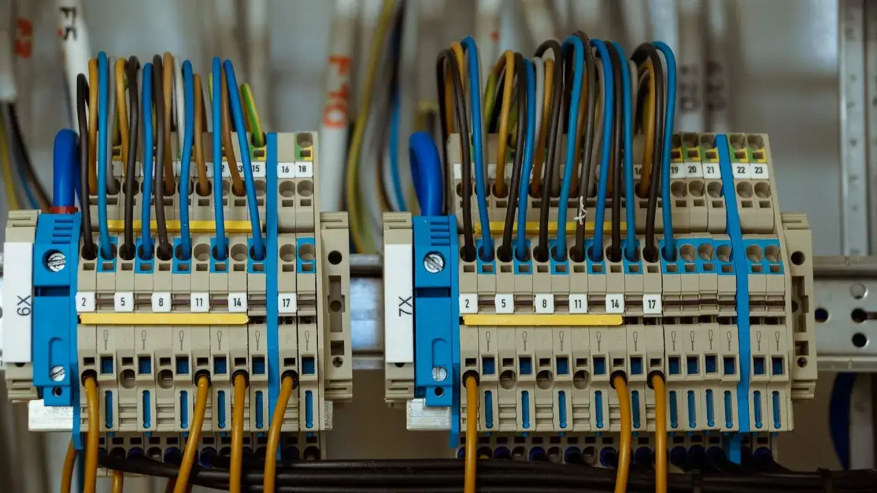 Zaciski elektryczne z kolorowymi przewodami tworzą skomplikowaną linię niskiego napięcia.