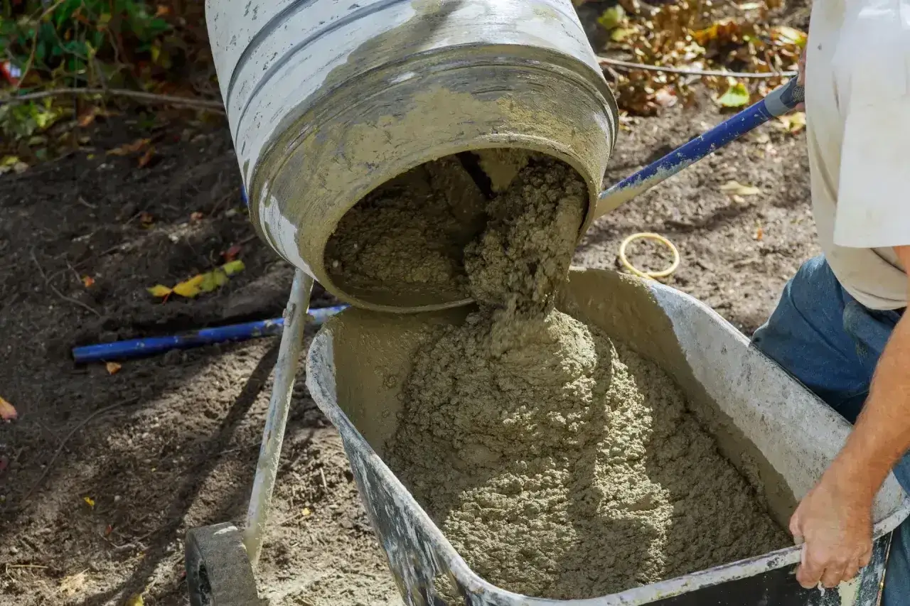 Beton B25 wylewany z betoniarki do taczki. Proporcje na wiadra są kluczowe dla uzyskania odpowiedniej konsystencji.