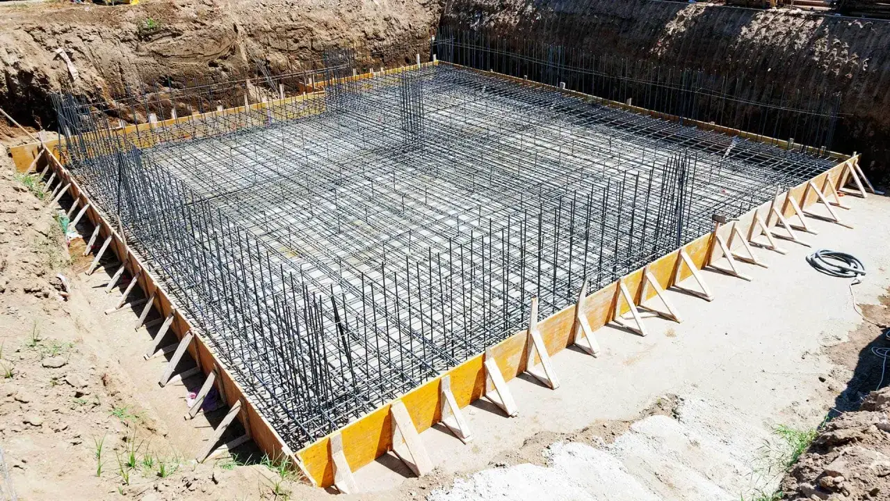 Siatka zbrojeniowa gotowa do zalania betonem. Tak wygląda fundament, gdy wiesz, jak zrobić zbrojenie.
